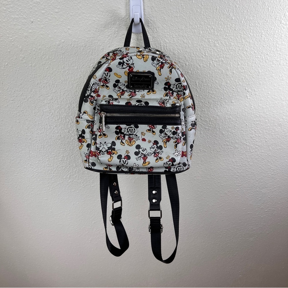 DISNEY PARKS X LOUNGEFLY Adorable Micky & Minnie Kissing Backpack. Zip pocket